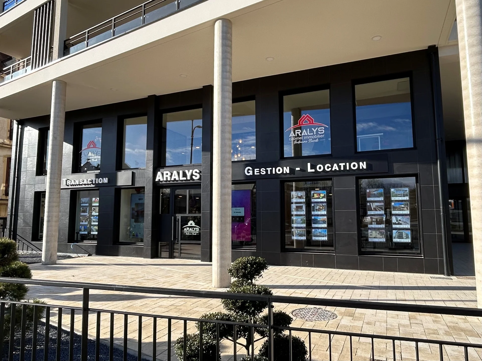 Façade du cabinet ARALYS, place du Phénix à Roanne
